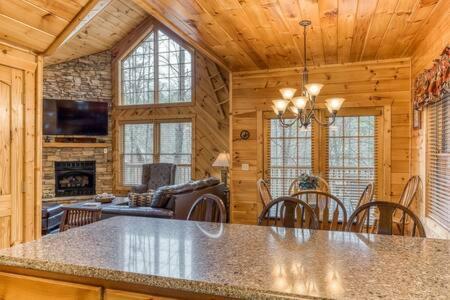 The Great Escape - Min From Parkway With Hot Tub Gatlinburg Exterior foto